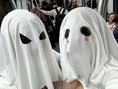 여자들이 브라와 팬티만 입고 돌아댕기는날